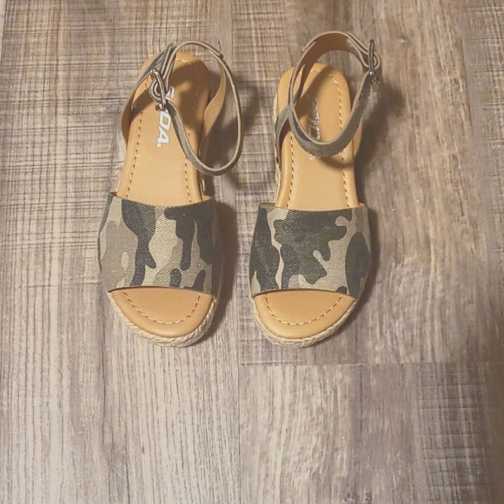 𝅺Girls Camo Sandals